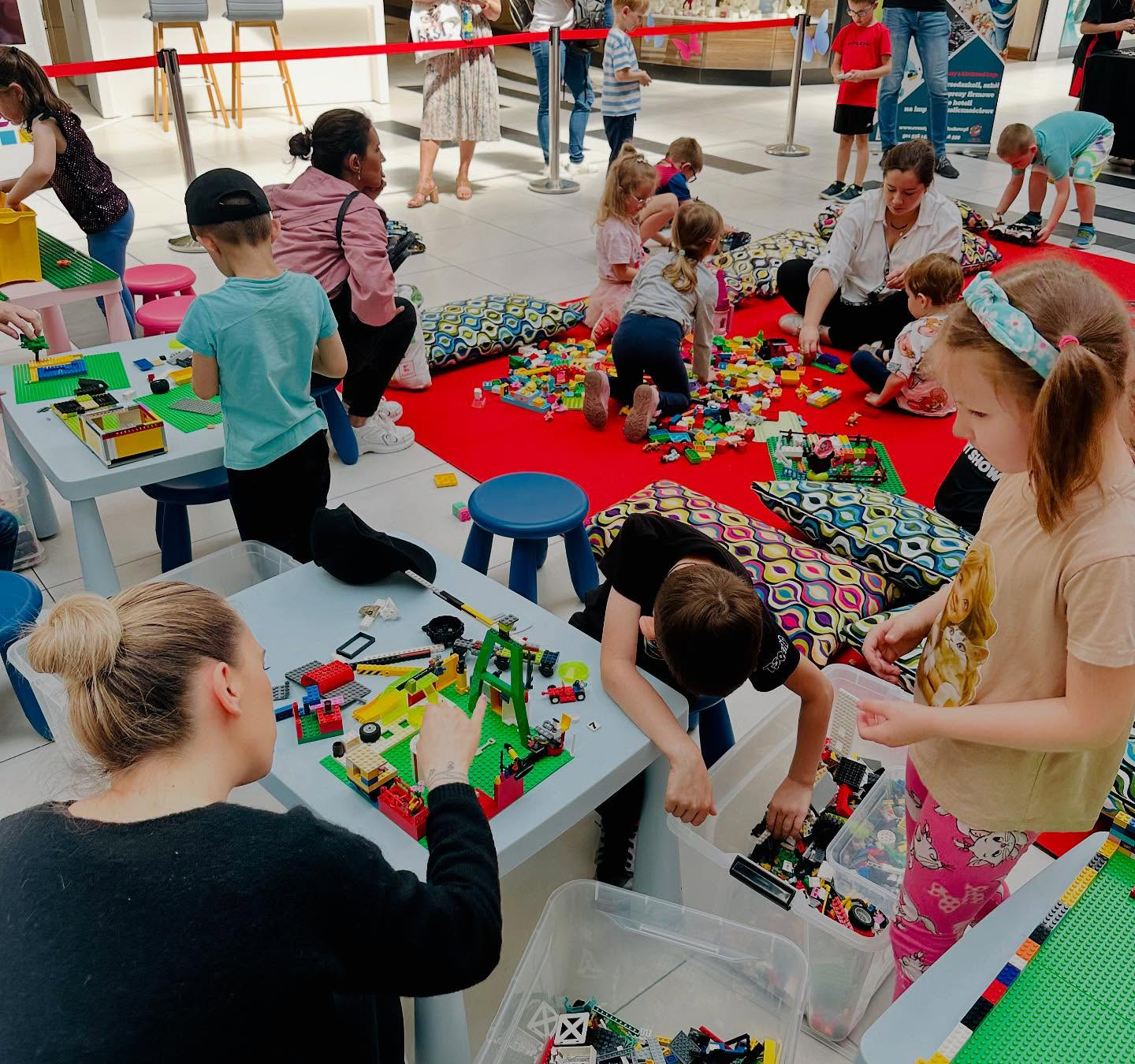 Zabawa dzieci klockami LEGO na pikniku